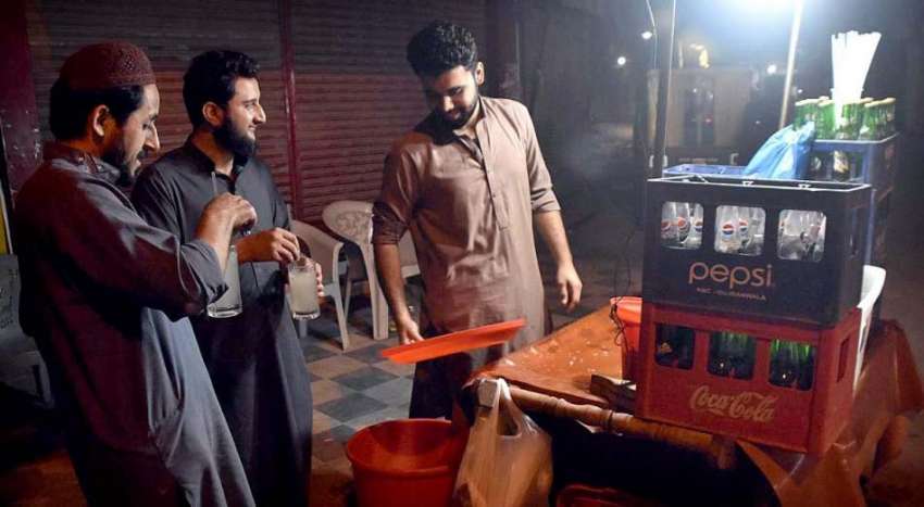 پشاور: دکاندار گاہکوں کو متوجہ کرنے کے لیے سوڈا فروخت کررہا ..