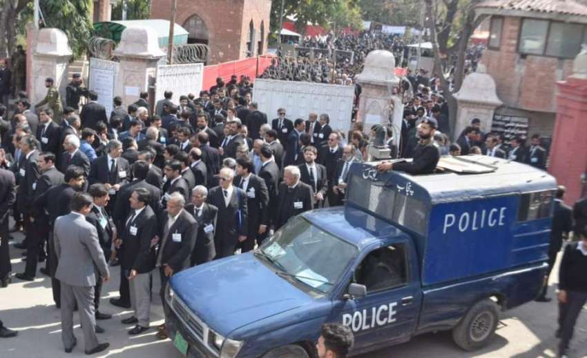 لاہور: ہائیکورٹ بار کے سالانہ انتخابات کے موقع پر پولیس ..