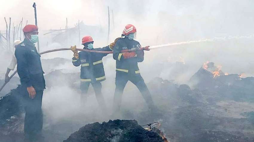 بہاولپور: ریسکیو اہلکار لنڈا بازار میں لگی آگ بجھانے میں ..