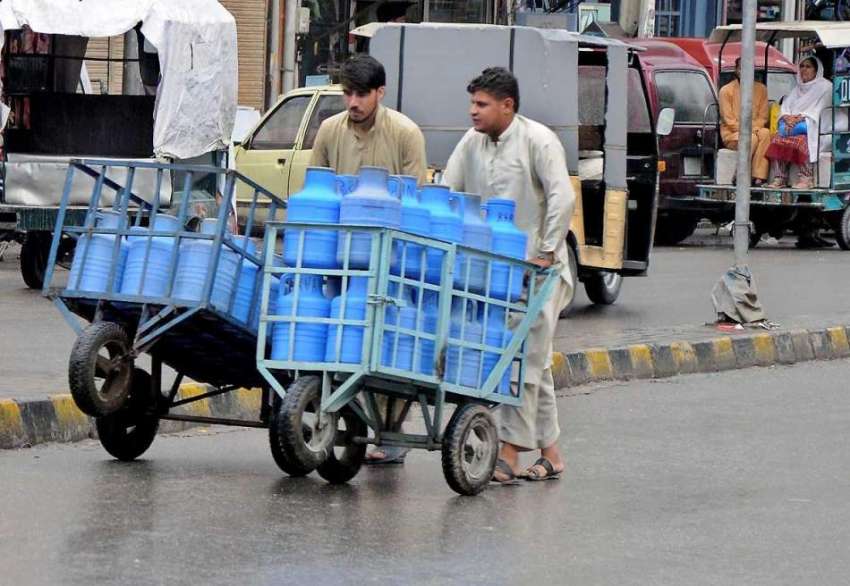راولپنڈی: محنت کش شہر میں پینے کا فلٹر پانی پہنچانے کے لیے ..