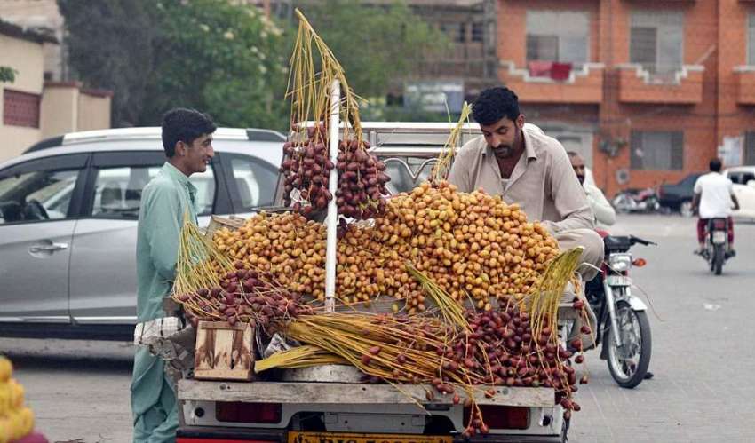 راولپنڈی: دکاندار نے گاہکوں کو متوجہ کرنے کے لیے تازہ کھجوریں ..