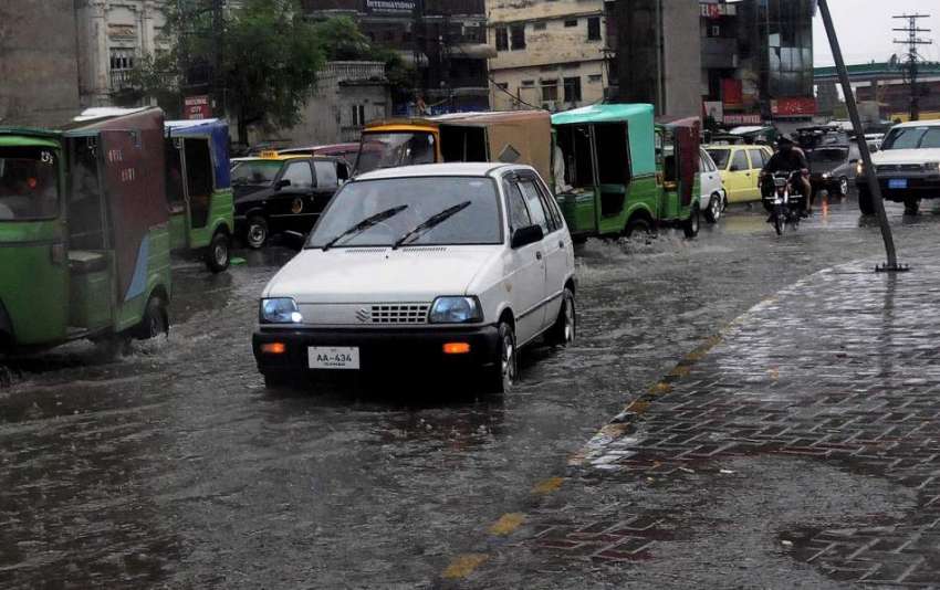 راولپنڈی: سہ پہر کو ہونیوالی بارش کے دوران گاڑیاں پانی سے ..