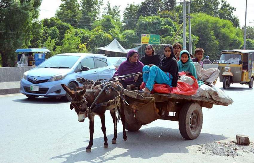 فیصل آباد: خانہ بدوش خواتین استعمال شدہ اشیاء جمع کرنے کے ..