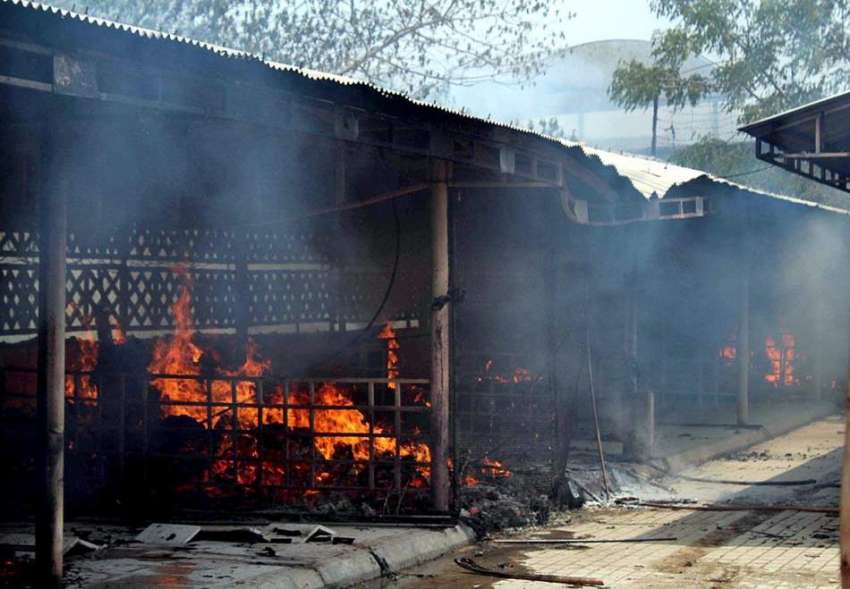 اسلام آباد: ہفتہ وار بازار میں ایک سٹال پر لگی آگ کا منظر۔