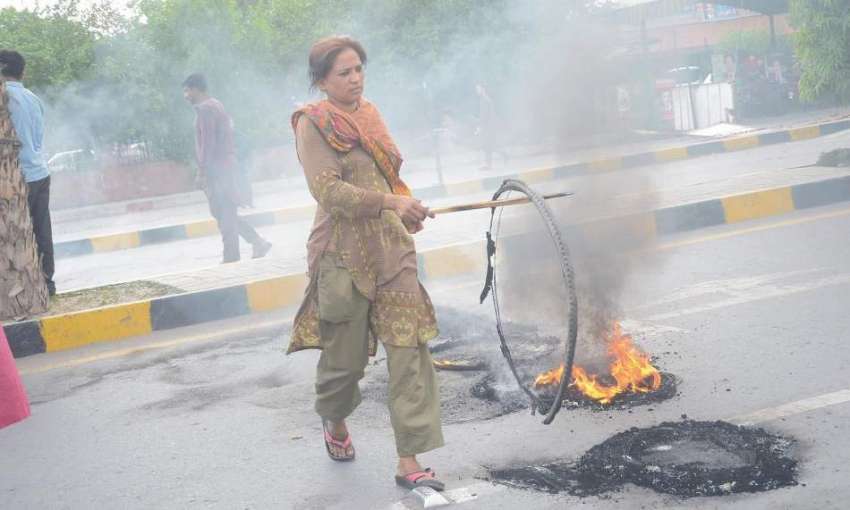 فیصل آباد: ضلع کونسل چوک میں خواجہ سراؤں کے احتجاج کے باعث ..