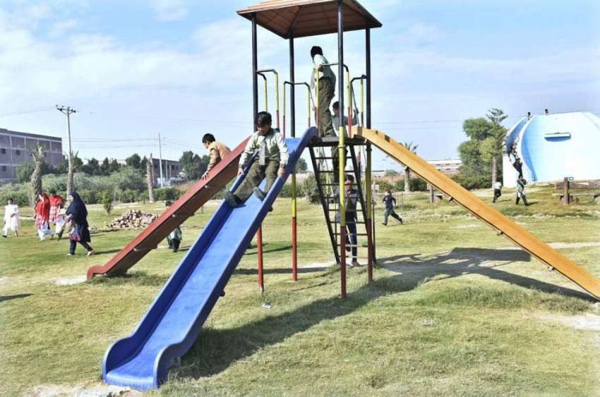فیصل آباد: بچے پارک میں سلائیڈز سے لطف اندوز ہوتے ہوئے۔