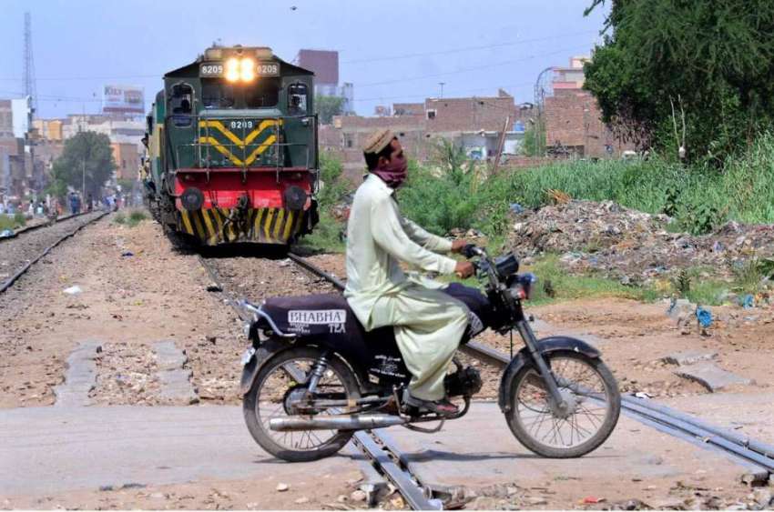 حیدر آباد: موٹر سائیکل سوار کسی خطرے کی پرواہ کیے بغیر ریلوے ..