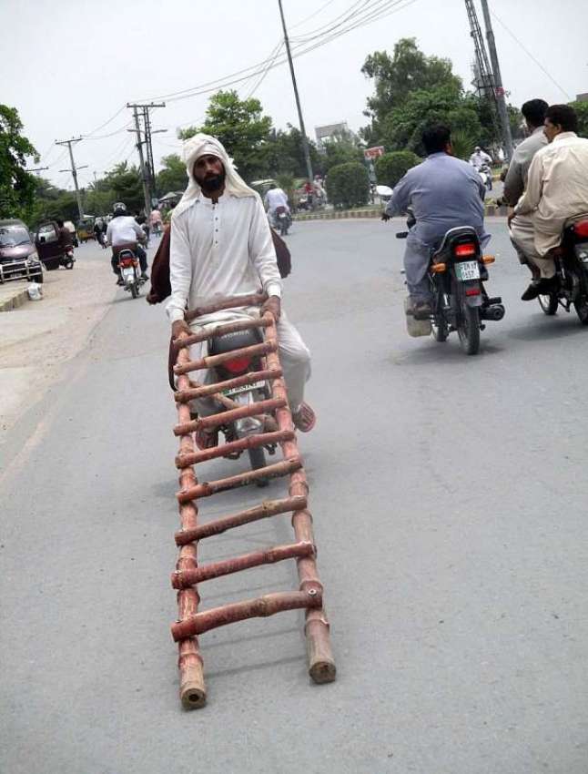 فیصل آباد: موٹر سائیکل سوار خطرناک انداز سے سیڑھی لیجا رہے ..