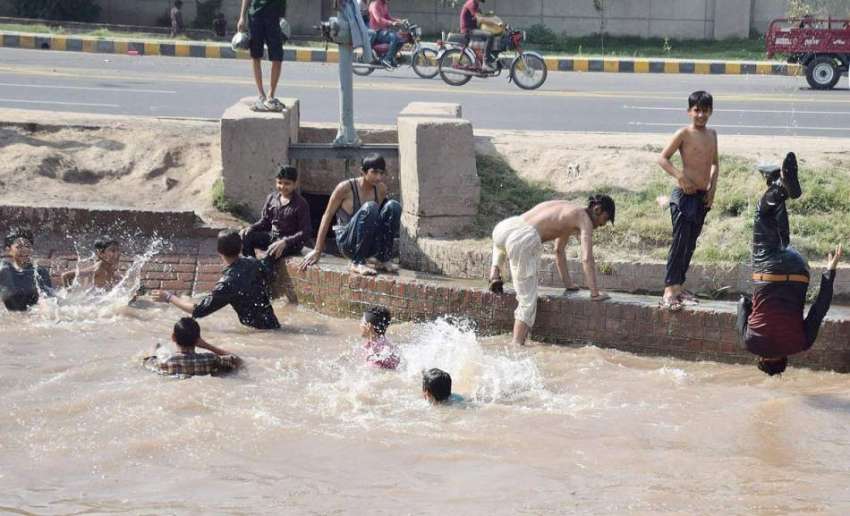 لاہور: نوجوان گرمی کی شدت کم کرنے کے لیے نہر میں نہا رہے ہیں۔