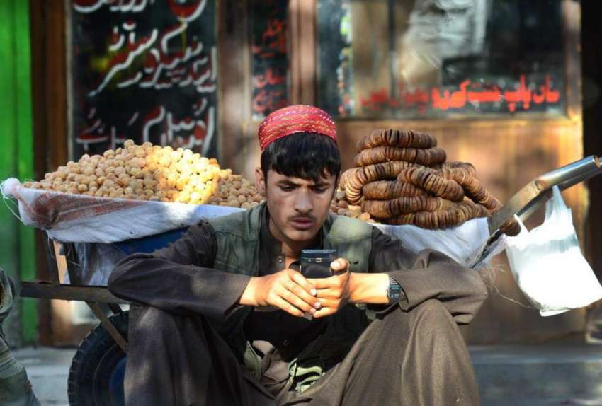 اسلام آباد: فیڈرل کیپیٹل میں خشک میوہ فروخت کرنے والے صارفین ..