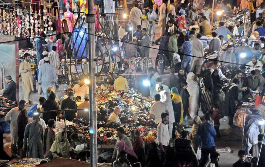 راولپنڈی: باڑہ مارکیٹ میں عید کی خریداری کے لیے آئے شہریوں ..