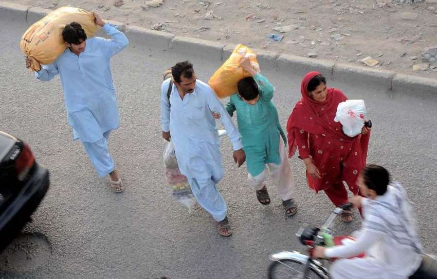 راولپنڈی: عید پر اپنے آبائی علاقوں کو جانیوالے مسافر سڑک ..