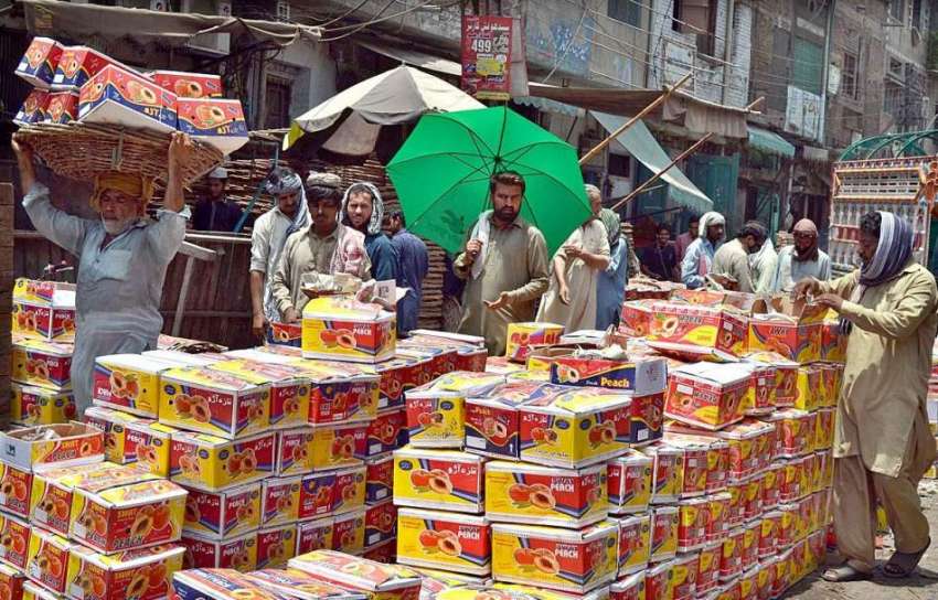 لاہور: دکاندار نے گاہکوں کو متوجہ کرنے کے لیے فروٹ کی پیٹیاں ..
