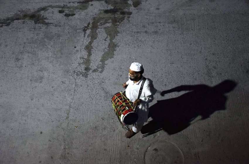 راولپنڈی: ڈھولچی شہریوں کو سحری کے وقت ڈھول بجا کر جگا رہا ..