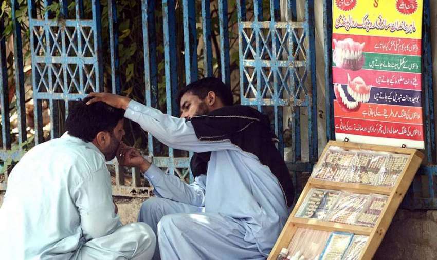 راولپنڈی: شہری سڑک کنارے بیٹھا اتائی سے دانت کا علاج کروا ..