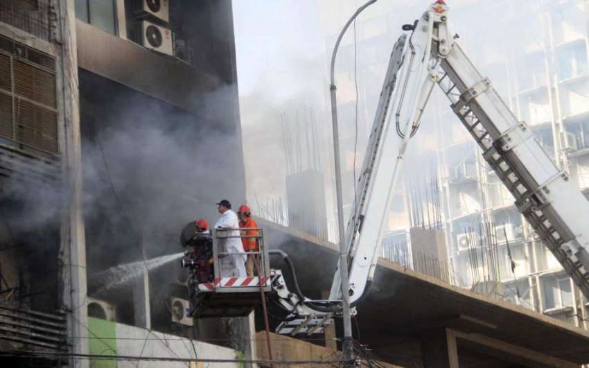 کراچی: ریسکیو اہلکار نجی بینک میں لگنے والی آگ کے بعد امدادی ..