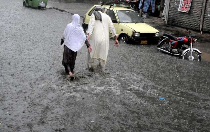 راولپنڈی: شدید بارش کے دوران امام باڑہ چوک تالاب کا منظر ..