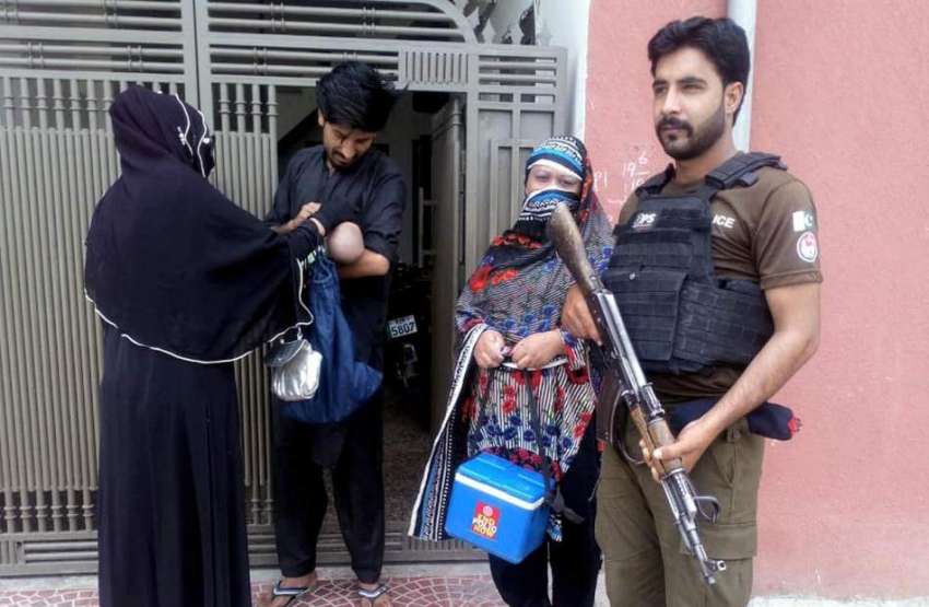 راولپنڈی: پولیس سیکیورٹی میں پولیو اہلکار بچوں کو قطرے پلا ..