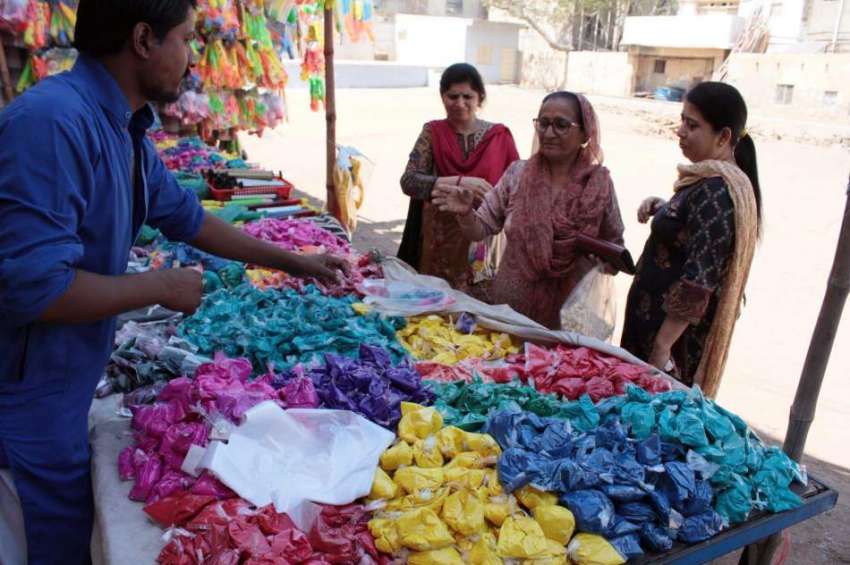 کراچی: ہندوں خواتین ہولی فیسٹیول کے حوالے سے خریداری کر ..