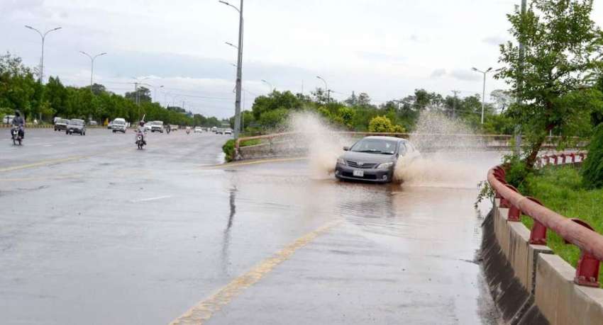 اسلام آباد: وفاقی دارالحکومت میں ہونیوالی بارش کے بعد جمع ..