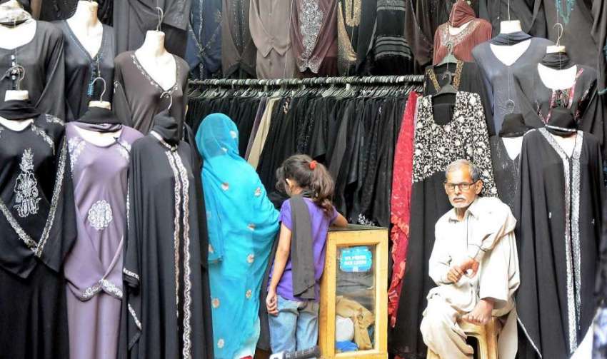راولپنڈی: موتی بازار میں ایک دکاندار خریداروں کے انتظار ..