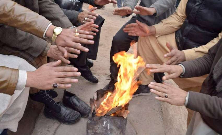 لاہور: شہری سردی کی شدت کم کرنے کے لیے آگ تاپ رہے ہیں۔