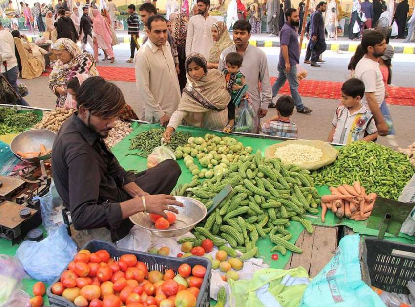 لاہور:خواتین شادمان سستے رمضان بازار سے سبزیاں خرید رہی ..