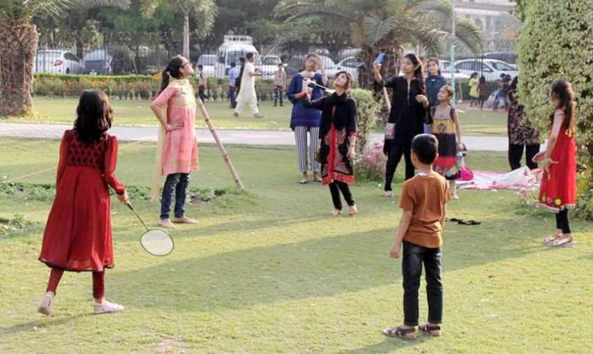 لاہور: شہری جیلانی پارک میں سیر و تفریح کے لیے آئی بچیاں ..