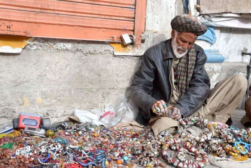 کوئٹہ: ایک معمر محنت کش کندھاری بازار میں انگوٹھیاں فروخت ..