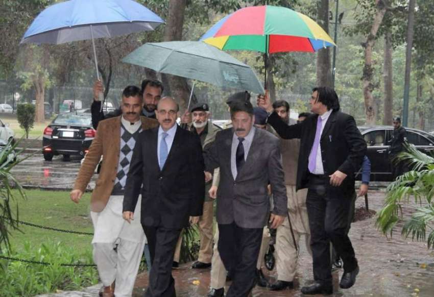 لاہور: صدر آزاد کشمیر سردار مسعود خان بارش کے دوران الحمراء ..