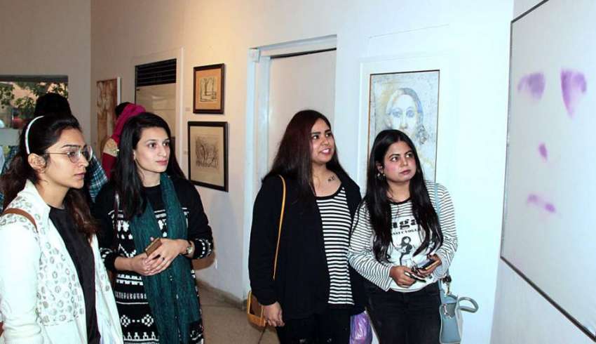 لاہور: الحمرا آرٹ سینٹر میں بصری آرٹس 2019 کے موقع پر خواتین ..