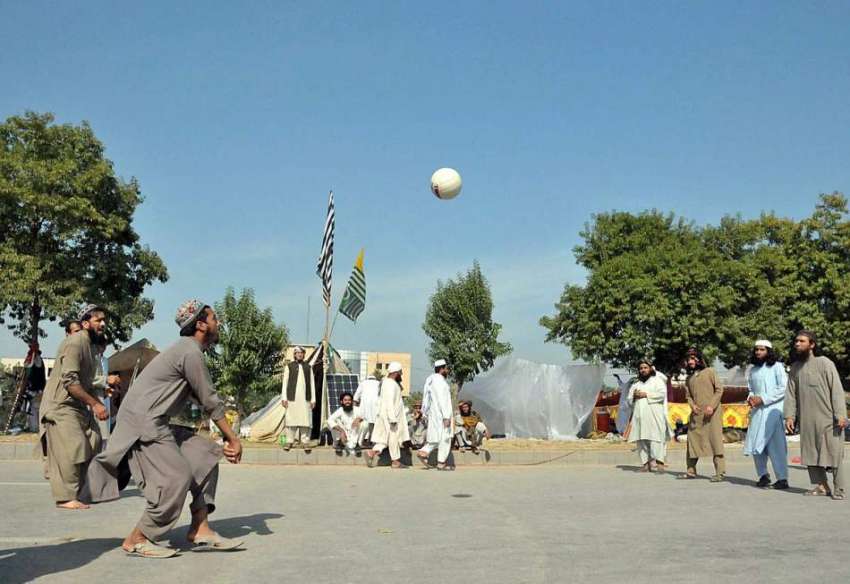 اسلام آباد: جی یو آئی ایف کے کارکن دھرنےکے دوران والی بال ..