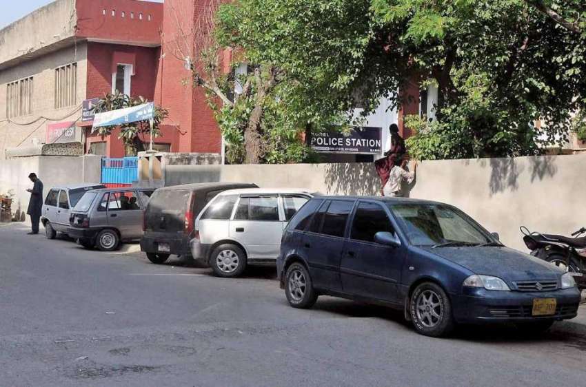 راولپنڈی: تھانہ بنی کے باہر فٹ پاتھ پر کھڑی گاڑیاں گزرنے ..