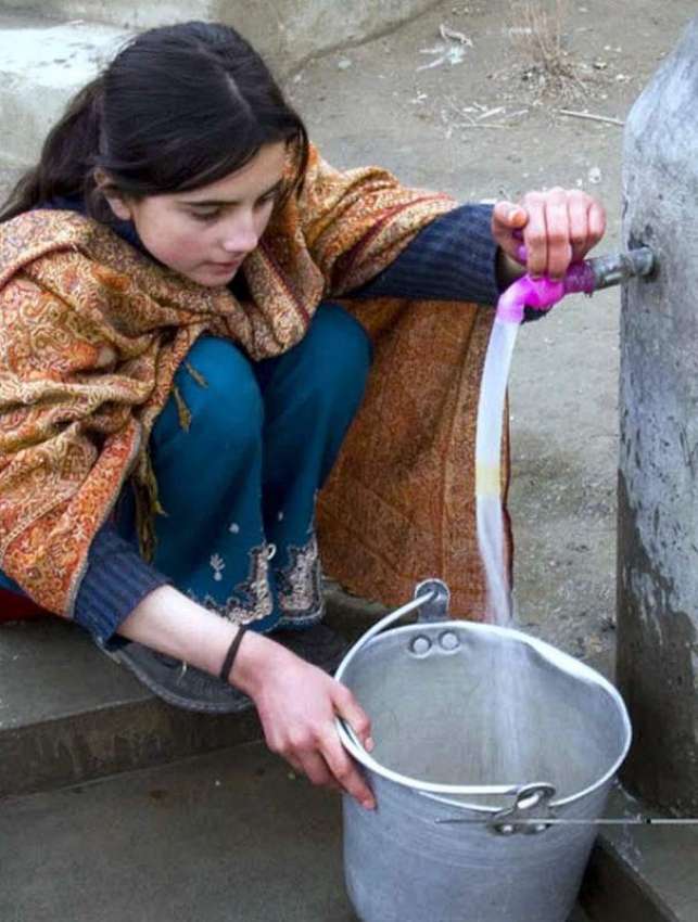 ملتان: ایک بچی واٹر فلٹریشن پلانٹ سے پینے کے لیے پانی بھر ..