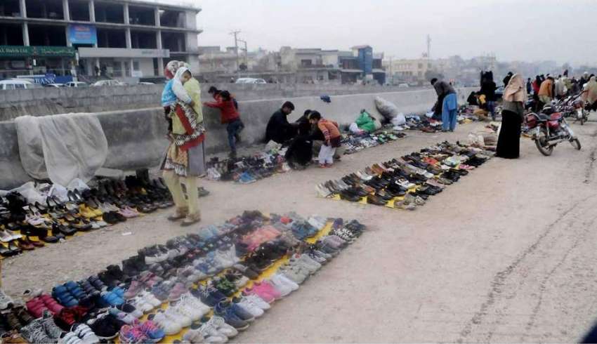 اسلام آباد: خواتین کھنہ پل سٹال سے جوتے خرید رہی ہیں۔