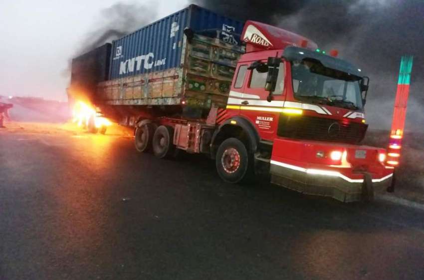 ٹریلر میں حادثے کے بعد لگنے والی آگ کا منظر۔