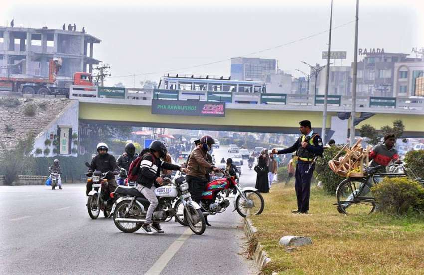 اسلام آباد: ایک پولیس اہلکار نے موٹرسائیکل سواروں کو روک ..