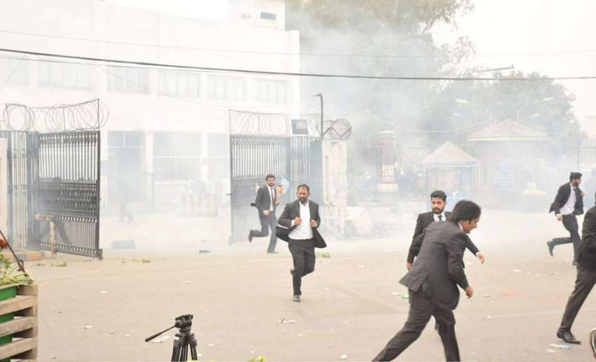 لاہور: پی آئی سی کے باہر مشتعل وکلا کو منتشر کرنے کیلئے پولیس ..