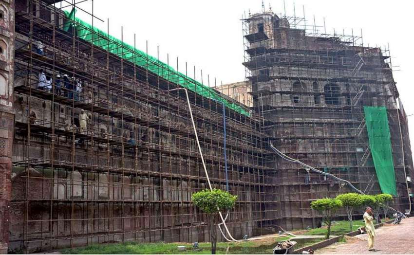 لاہور: مزدور شاہی قلعہ کی تعمیر نوع میں مصروف ہیں۔