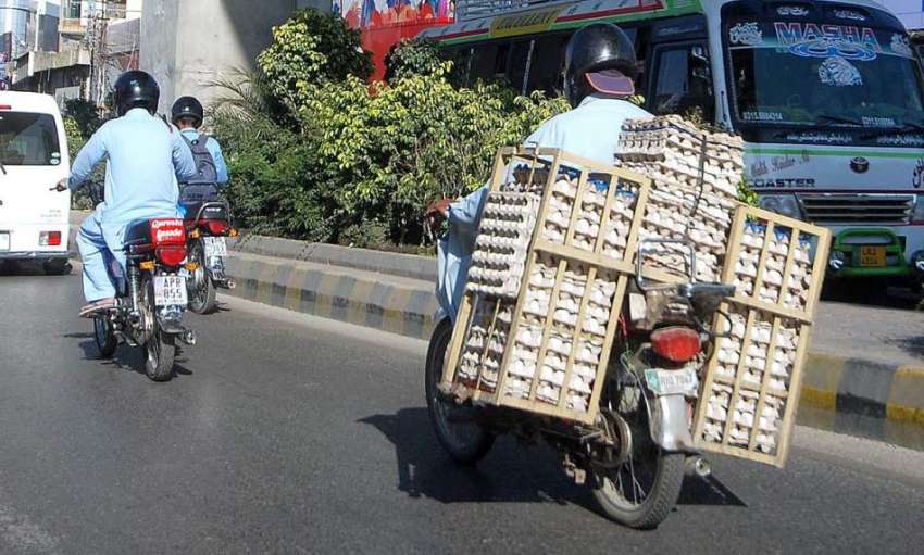 راولپنڈی: ایک موٹرسائیکل سوار انڈے  سپلائی کررہا۔

