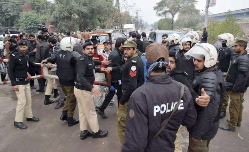 لاہور: کوٹ لکھپت جیل کے باہر پولیس کی بھاری نفری تعینات ہے۔