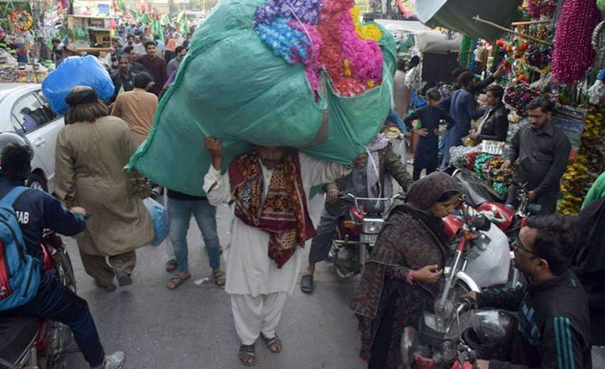 لاہور: عید میلادالنبی کی مناسبت سے سجاوٹ کیلئے شہری اردو ..