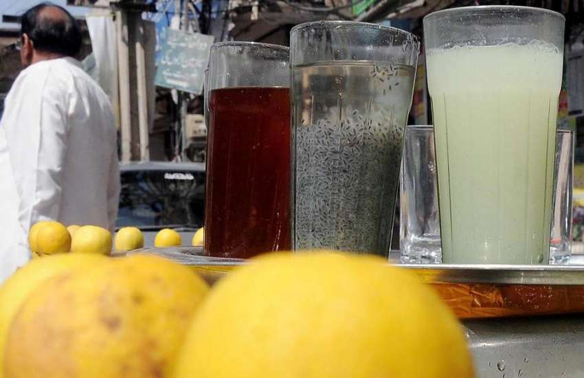 راولپنڈی: گرمی بڑھنے پر ایک شخص بوہڑ بازار میں مشروب فروخت ..
