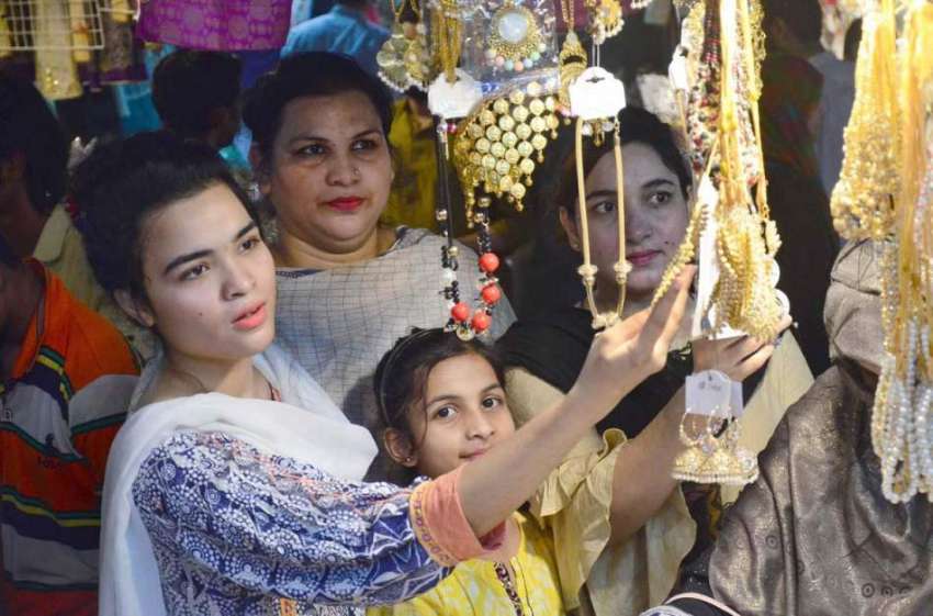 حیدر آباد: عید کی تیاریوں میں مصروف خواتین جیولری خرید رہی ..