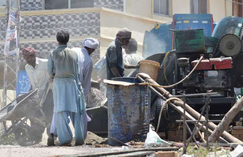 اسلام آباد: مزدور تعمیراتی کام کے لیے کنٹریٹ تیار کر رہے ..