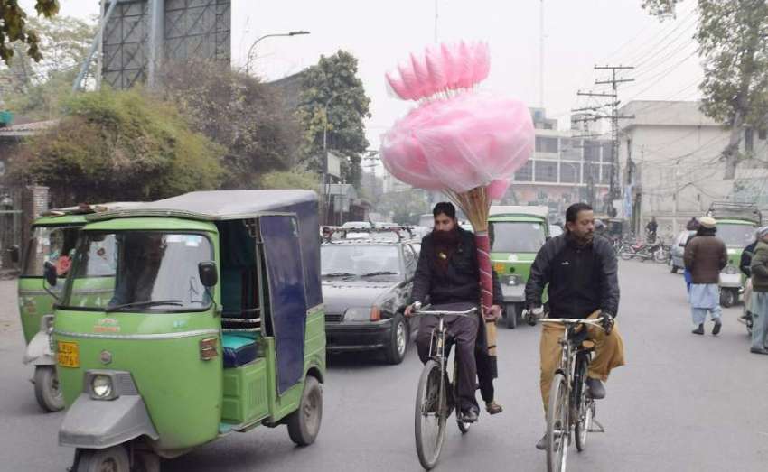 لاہور: ایک محنت کش سائیکل پر لچھے فروخت کرنے کے لیے جارہا ..