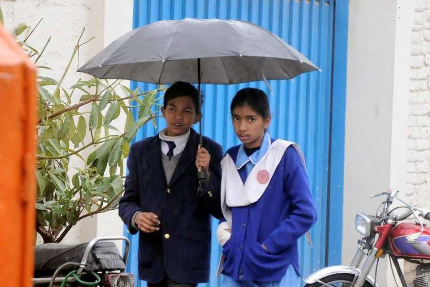 راولپنڈی: طلبہ چھتری تانے سکول جار ہے ہیں۔