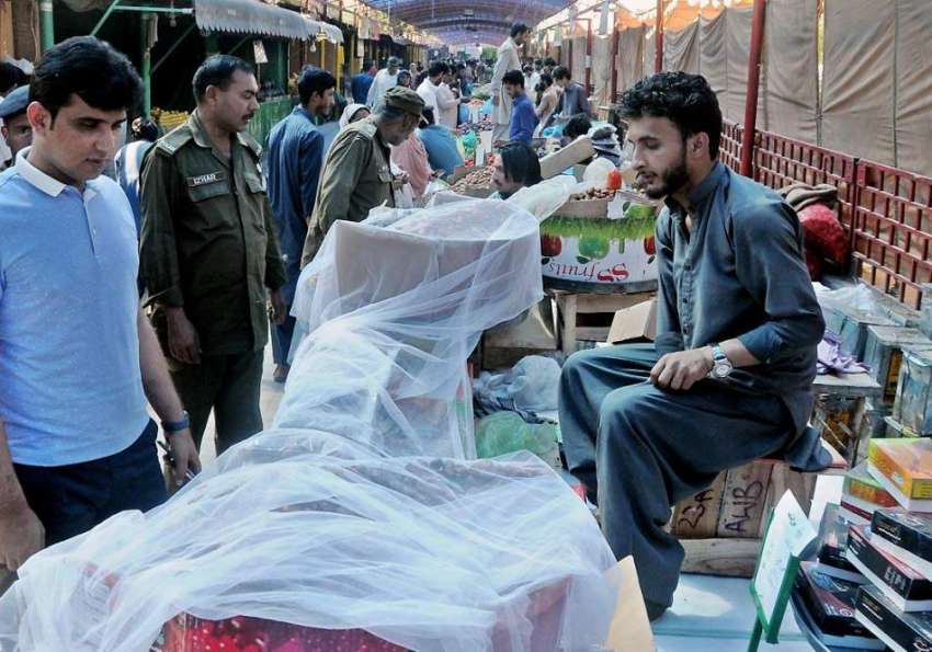 راولپنڈی: چوہڑ چوک رمضان سستے بازار میں کینٹ مجسٹریٹ حافظ ..