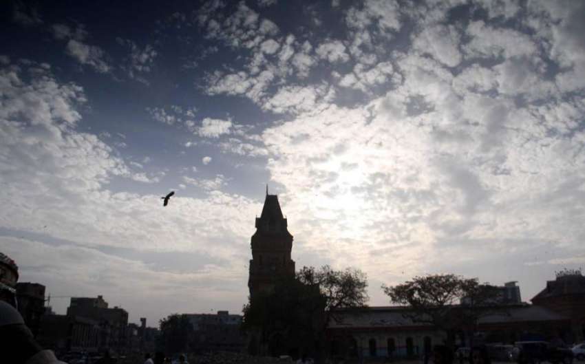 کراچی:دن کے وقت آسمان پر گہرے بادل چھائے ہوئے ہیں۔