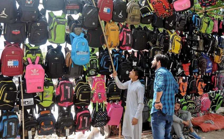 راولپنڈی: صدر بازار سے شہری بچوں کے لیے سکول بیگ خرد رہا ..